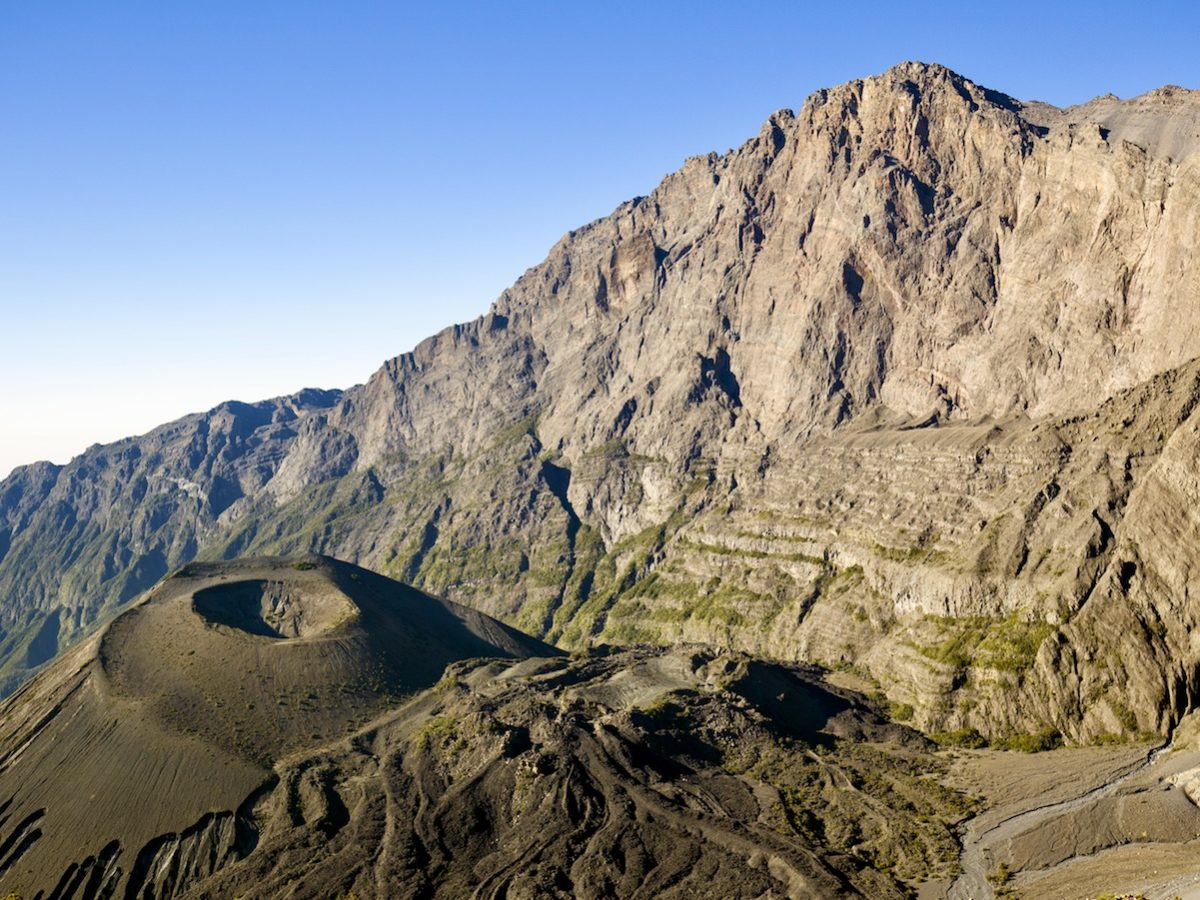 Blick auf den Krater des Mount Meru