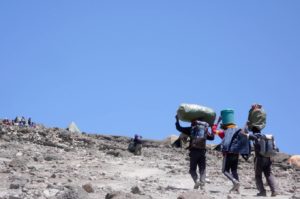 Transporteur en route vers le sommet du Kilimandjaro